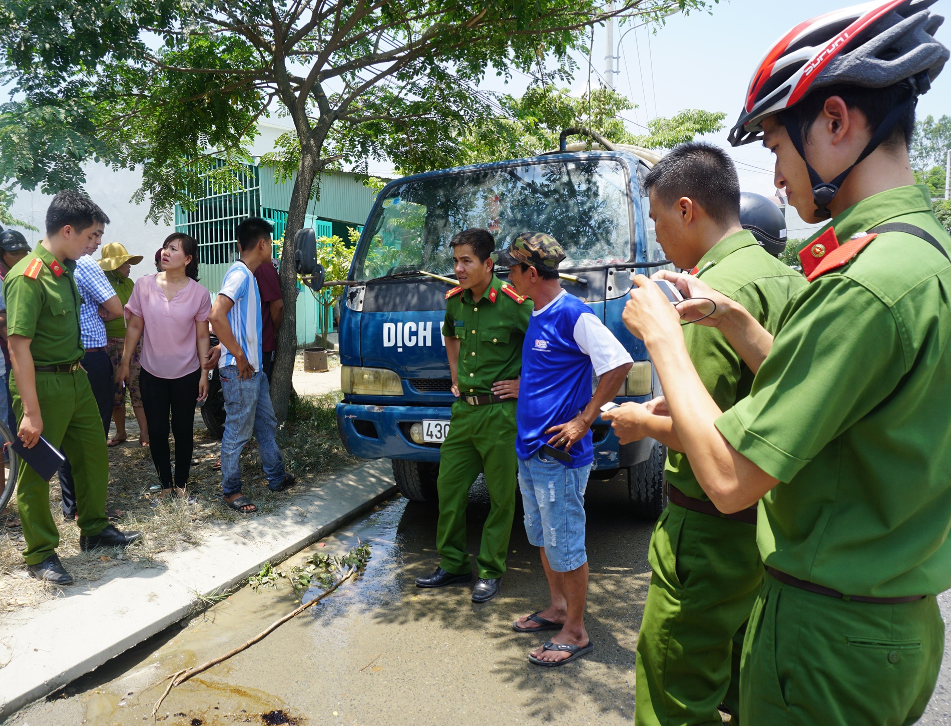 Bat qua tang tai xe do nhot thai xuong thang cong thoat nuoc hinh anh