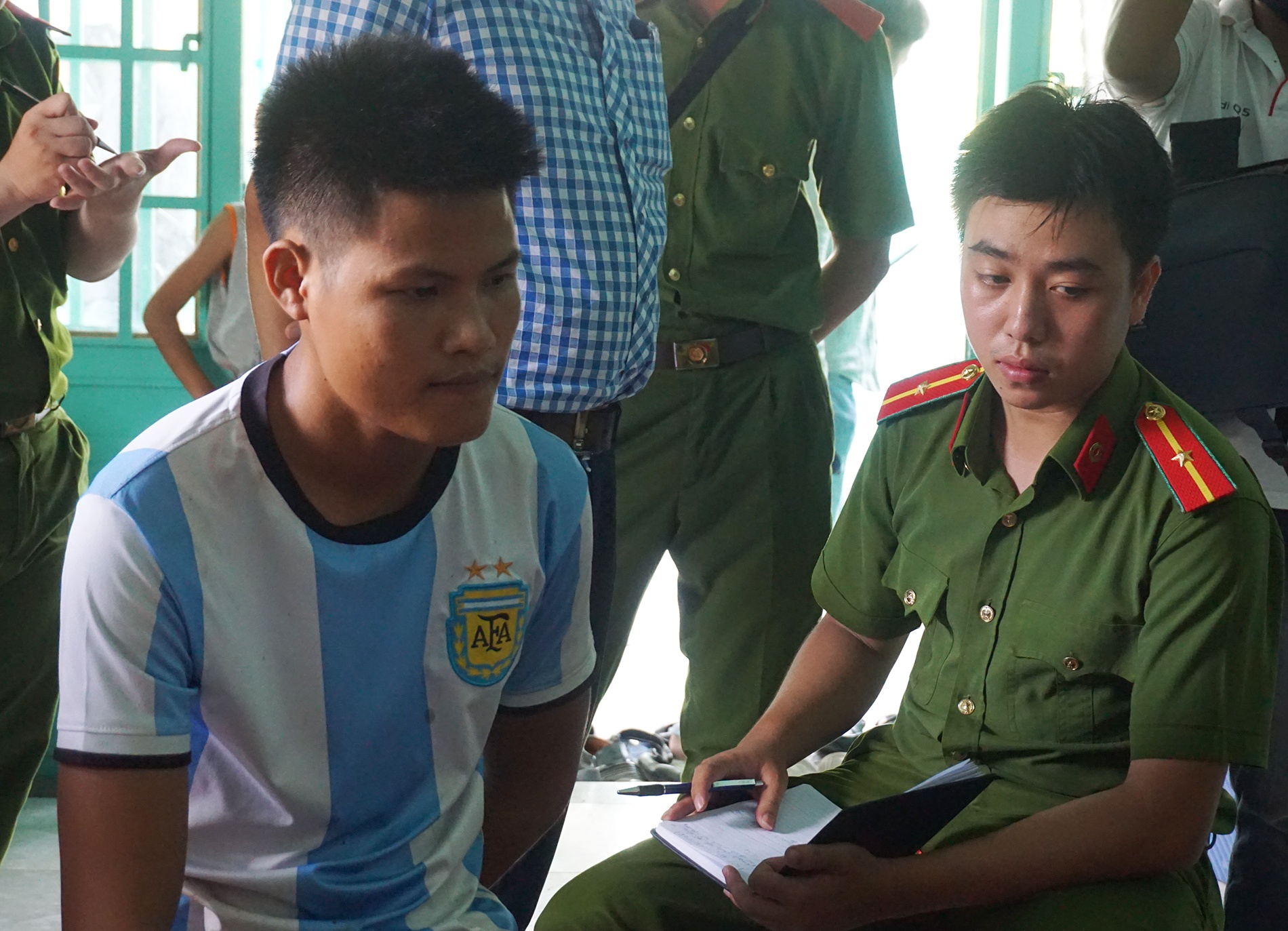 Do 2.730 kg dau nhot thai xuong cong thoat nuoc hinh anh