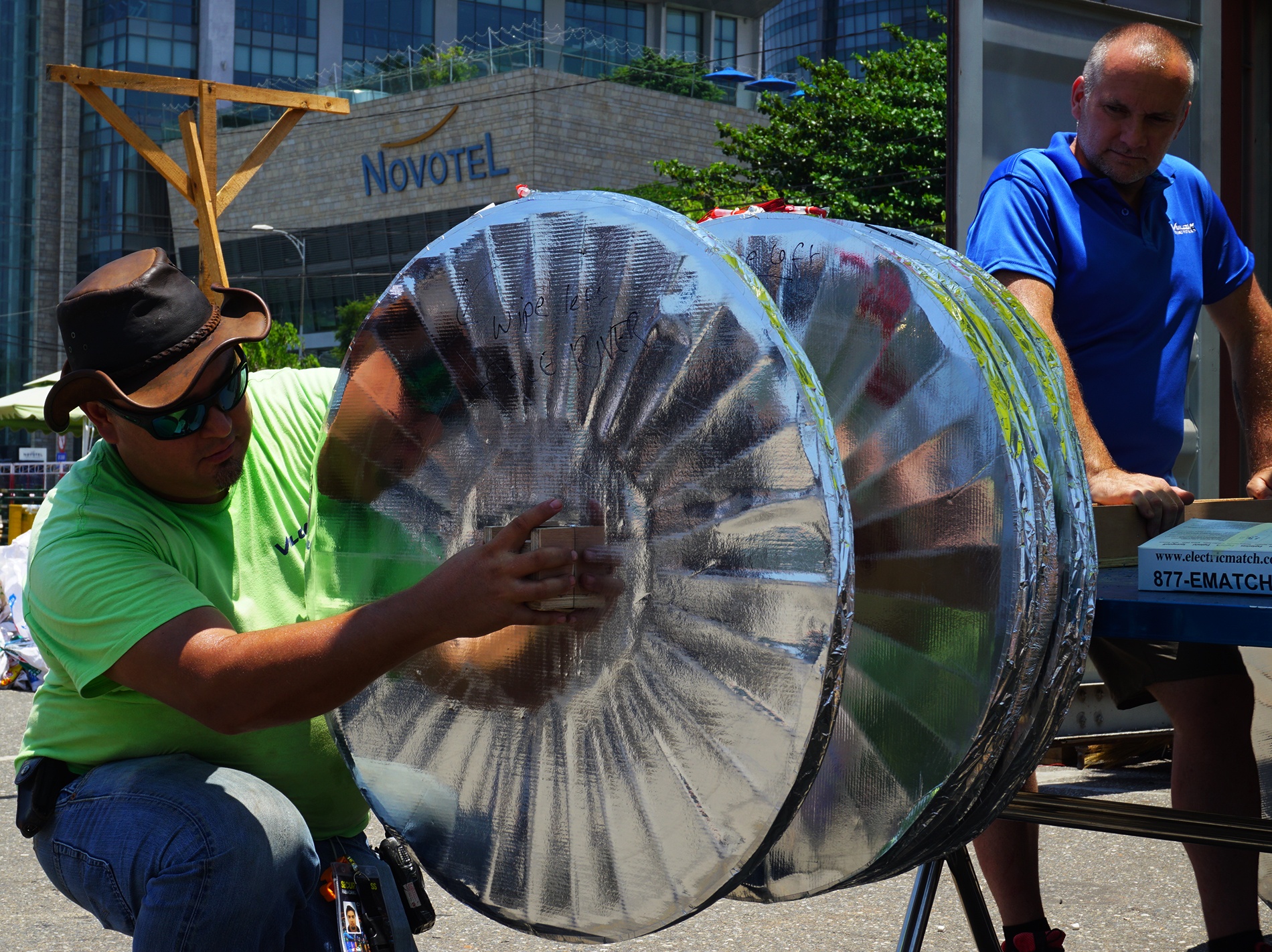 Tran dia phao hoa cua Hong Kong va Italia ben song Han hinh anh