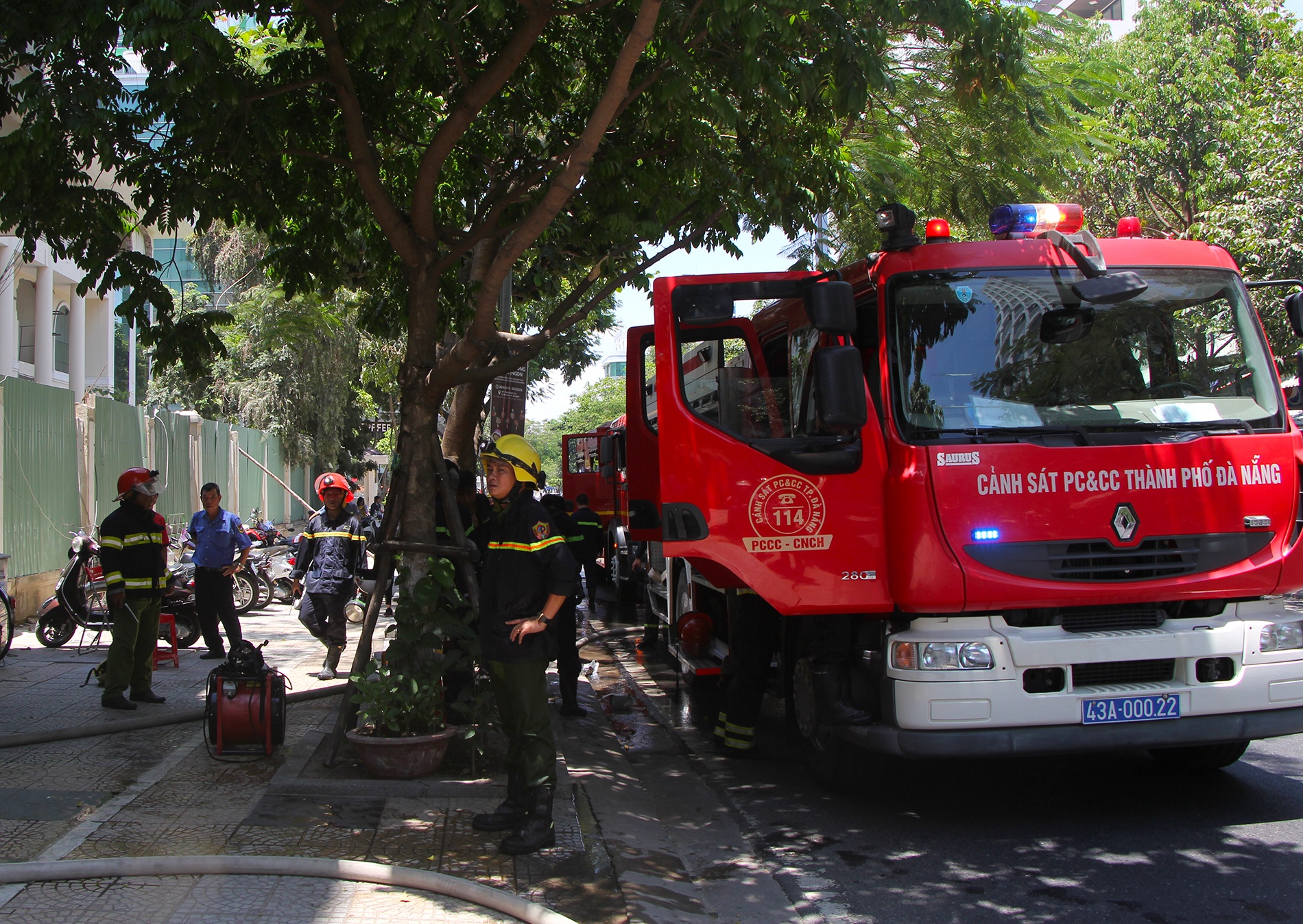 Tang 5 cong ty bao hiem boc chay, hang chuc nhan vien thao chay hinh anh