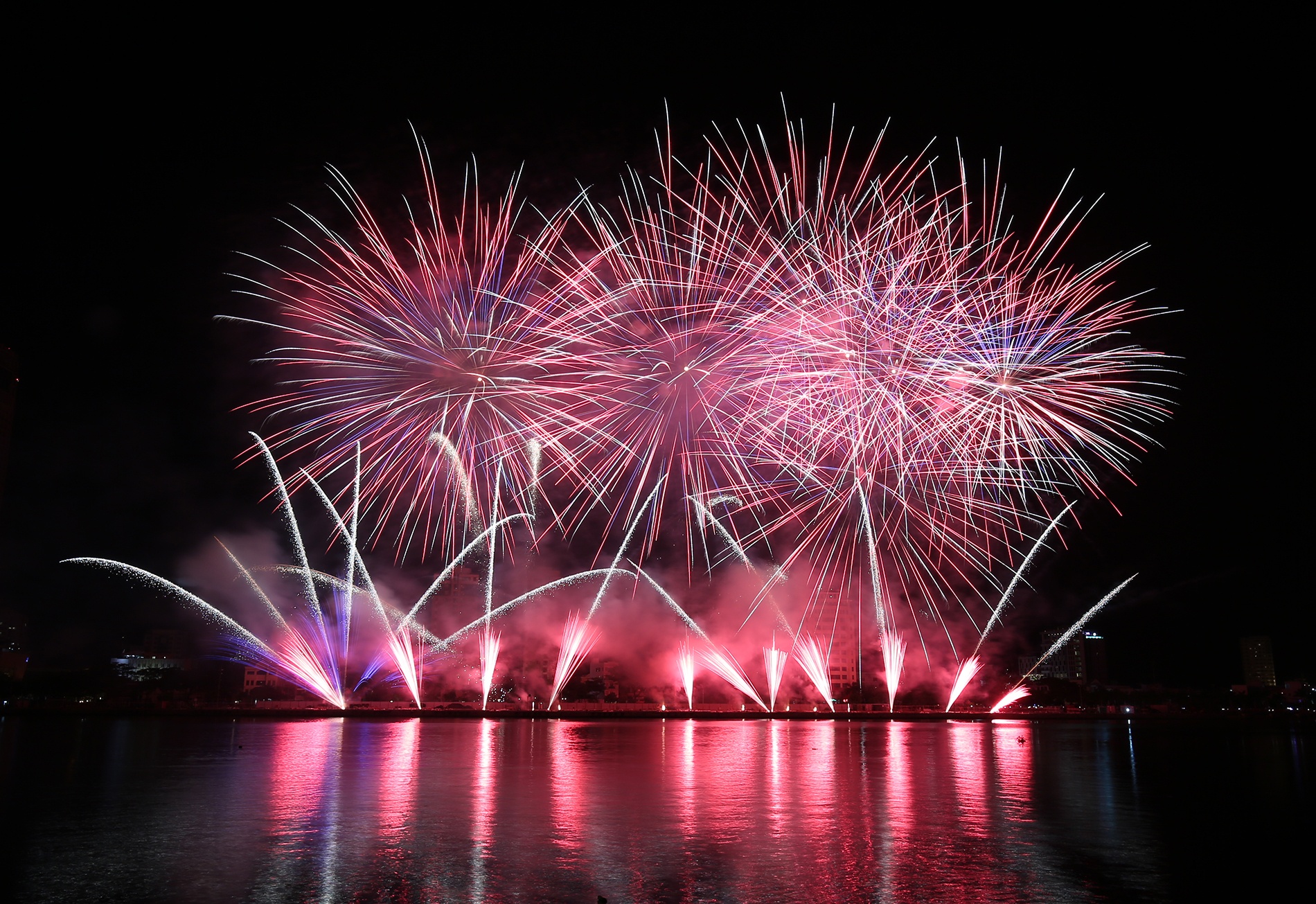 Man phao hoa voi hon 7.000 qua cua doi Italy hinh anh