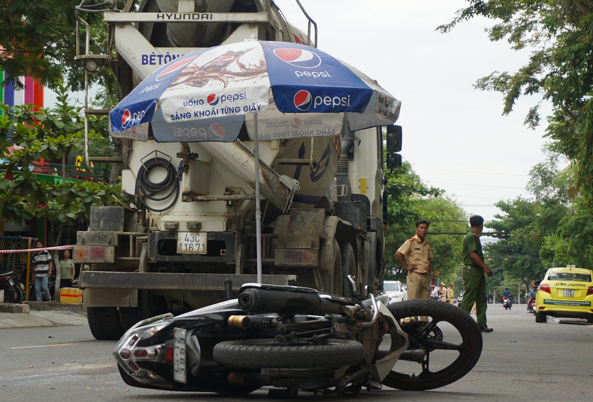 Di vieng mo cung me, be trai 8 tuoi bi xe bon can tu vong hinh anh