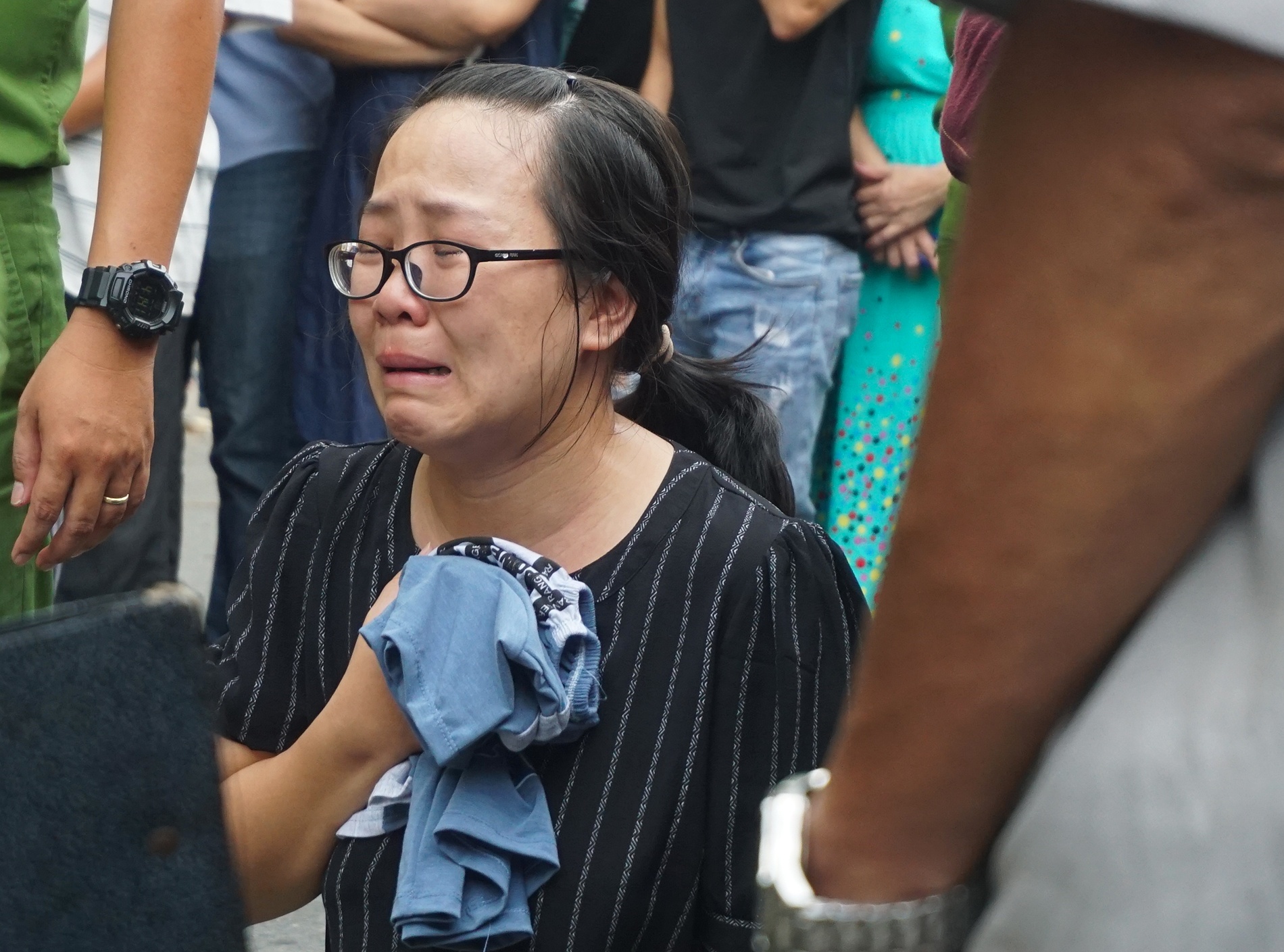 Nguoi than khoc ngat ben thi the be trai bi xe bon tong tu vong hinh anh