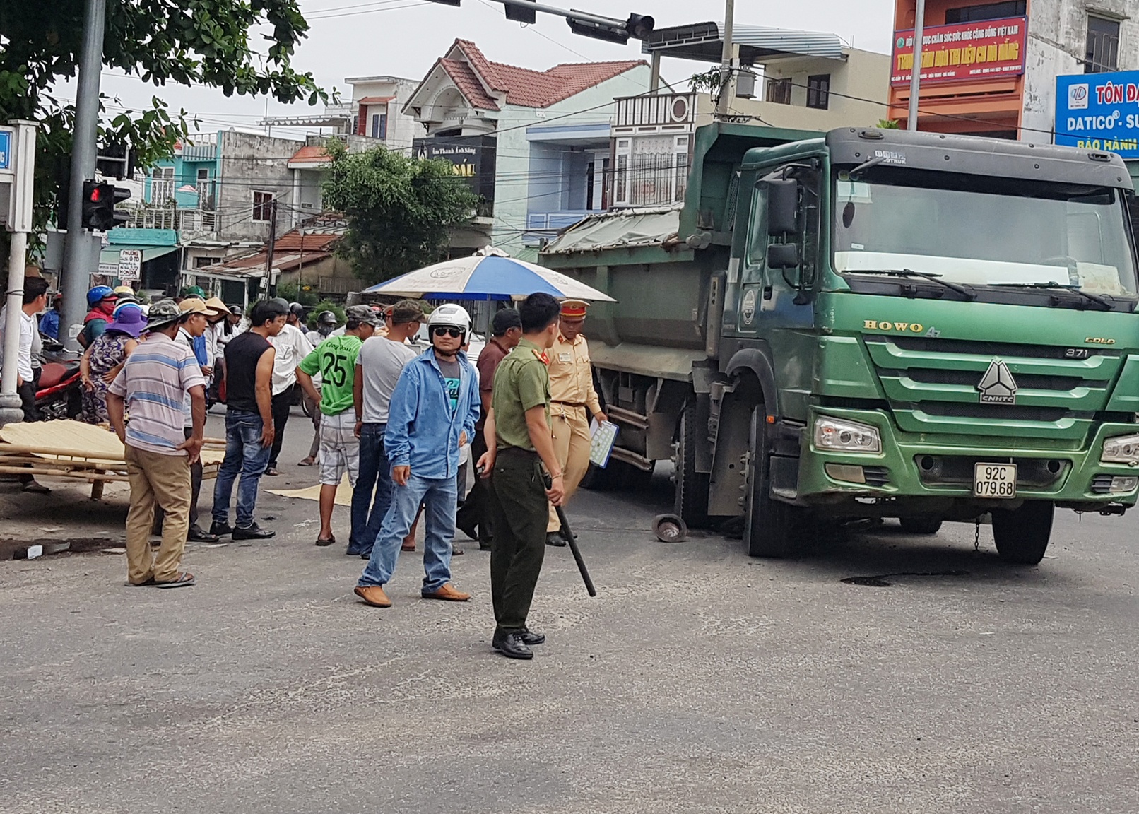 Dap xe tren quoc lo, cu ong 93 tuoi bi oto tai tong tu vong hinh anh