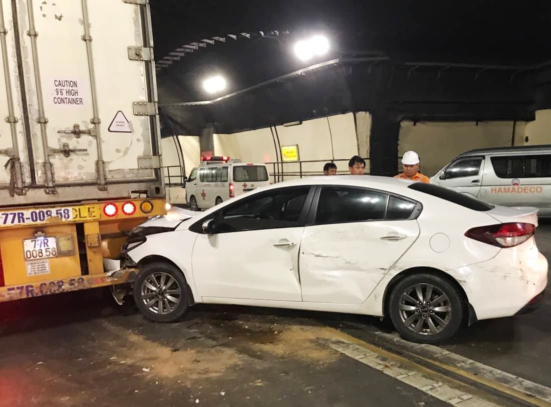 Va cham lien hoan 3 xe trong ham Hai Van, giao thong ach tac hinh anh