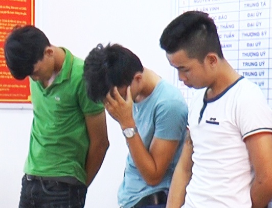 Nhom thanh nien mang hung khi hon chien gianh khach du lich hinh anh