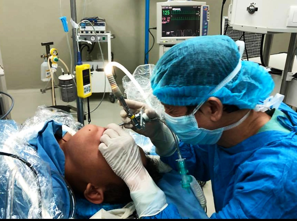 Lấy con đỉa từ họng bệnh nhân ảnh 1 Lay con dia tu hong benh nhan anh 1