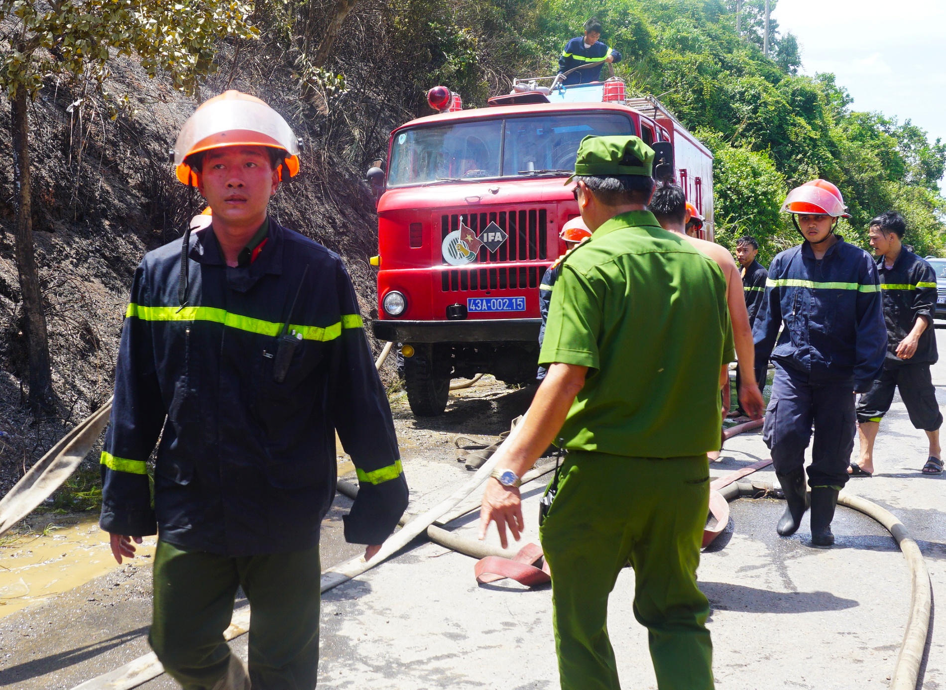 Hon 100 nguoi chua chay rung tram giua trua nang hinh anh