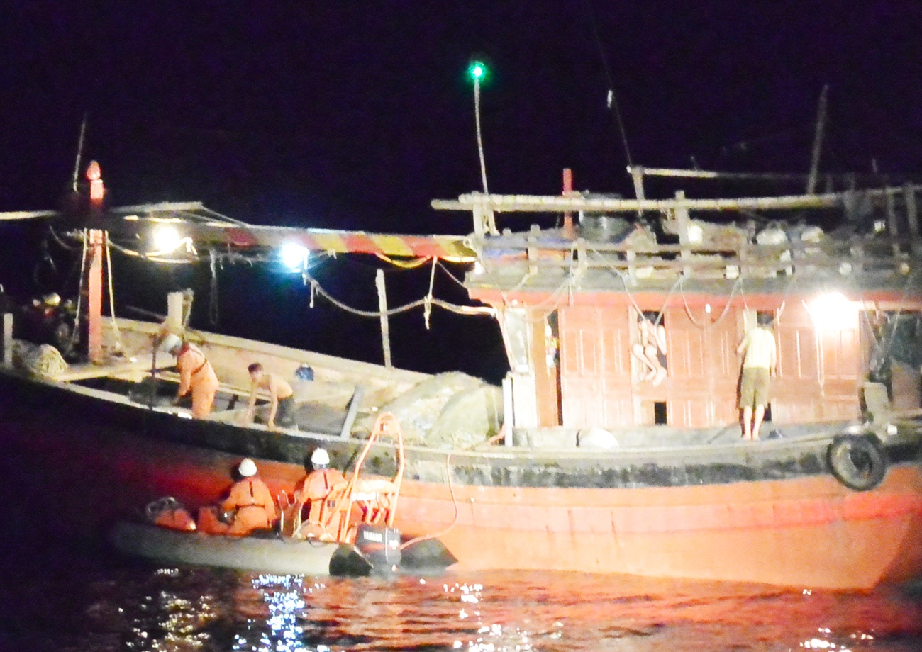 Vuot bien trong dem cap cuu ngu dan bi benh gan quan dao Hoang Sa hinh anh