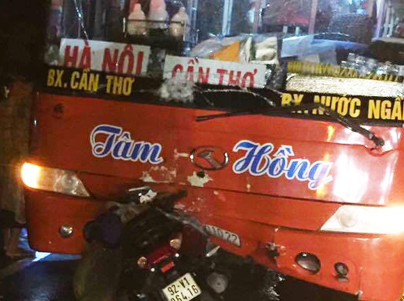 Va cham voi oto khach, me cung con gai 5 tuoi tu vong hinh anh