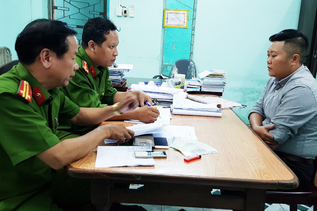 Nhom dong tinh gia cong an cuong doat tai san nguoi nuoc ngoai hinh anh