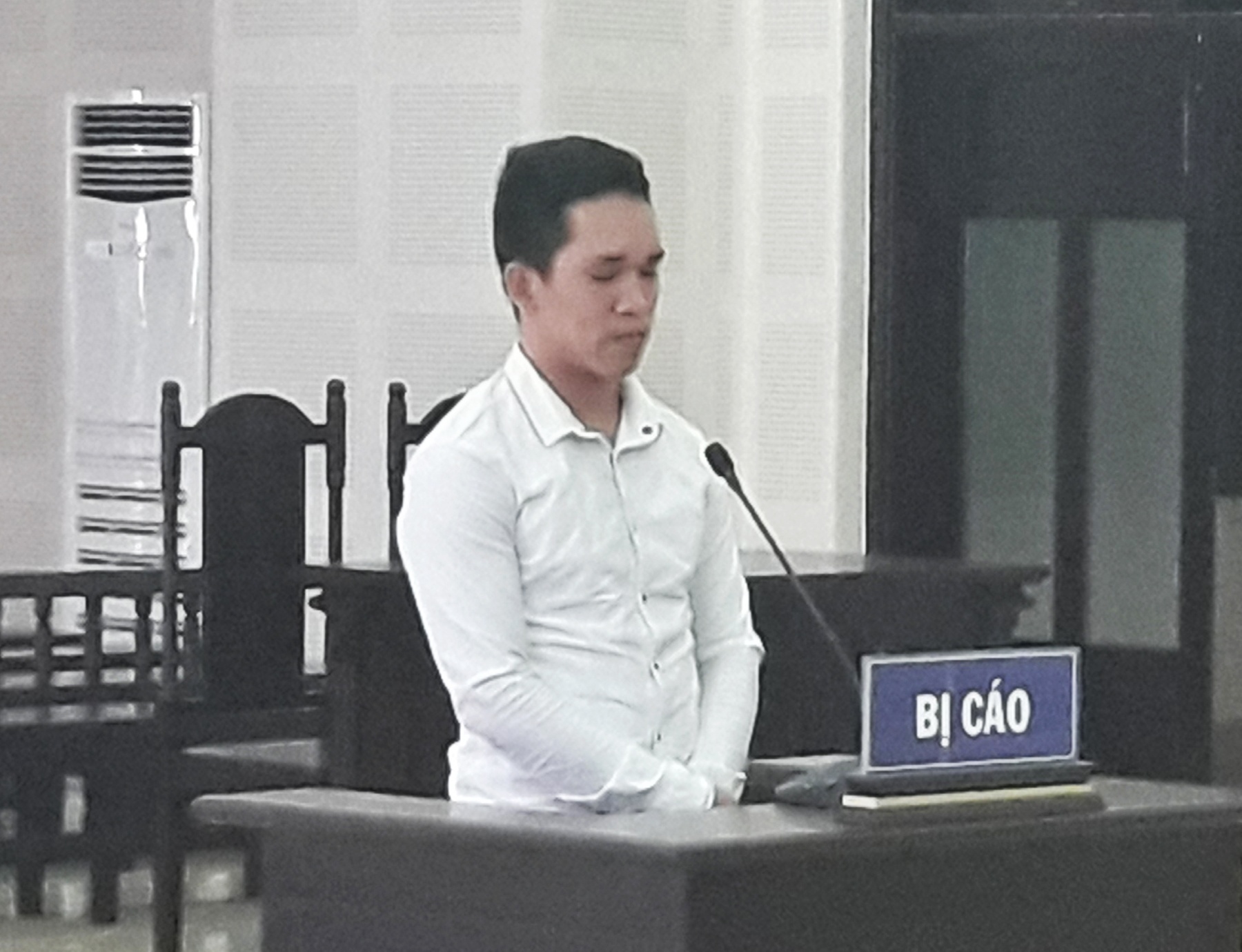 9x giật điện thoại du khách ảnh 1 9x giat dien thoai du khach anh 1