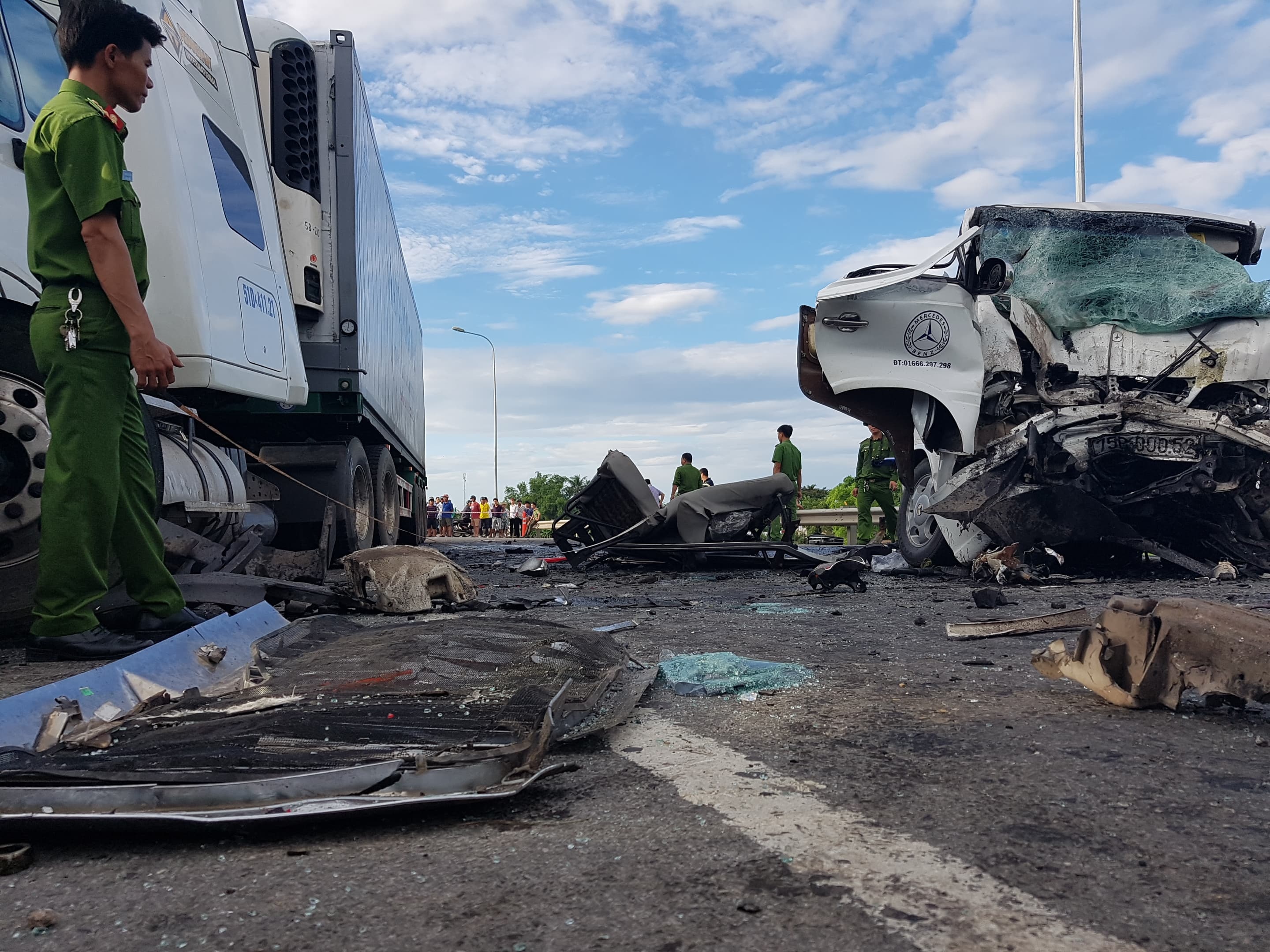 13 nguoi chet sau tai nan tham khoc giua xe ruoc dau va oto dau keo hinh anh