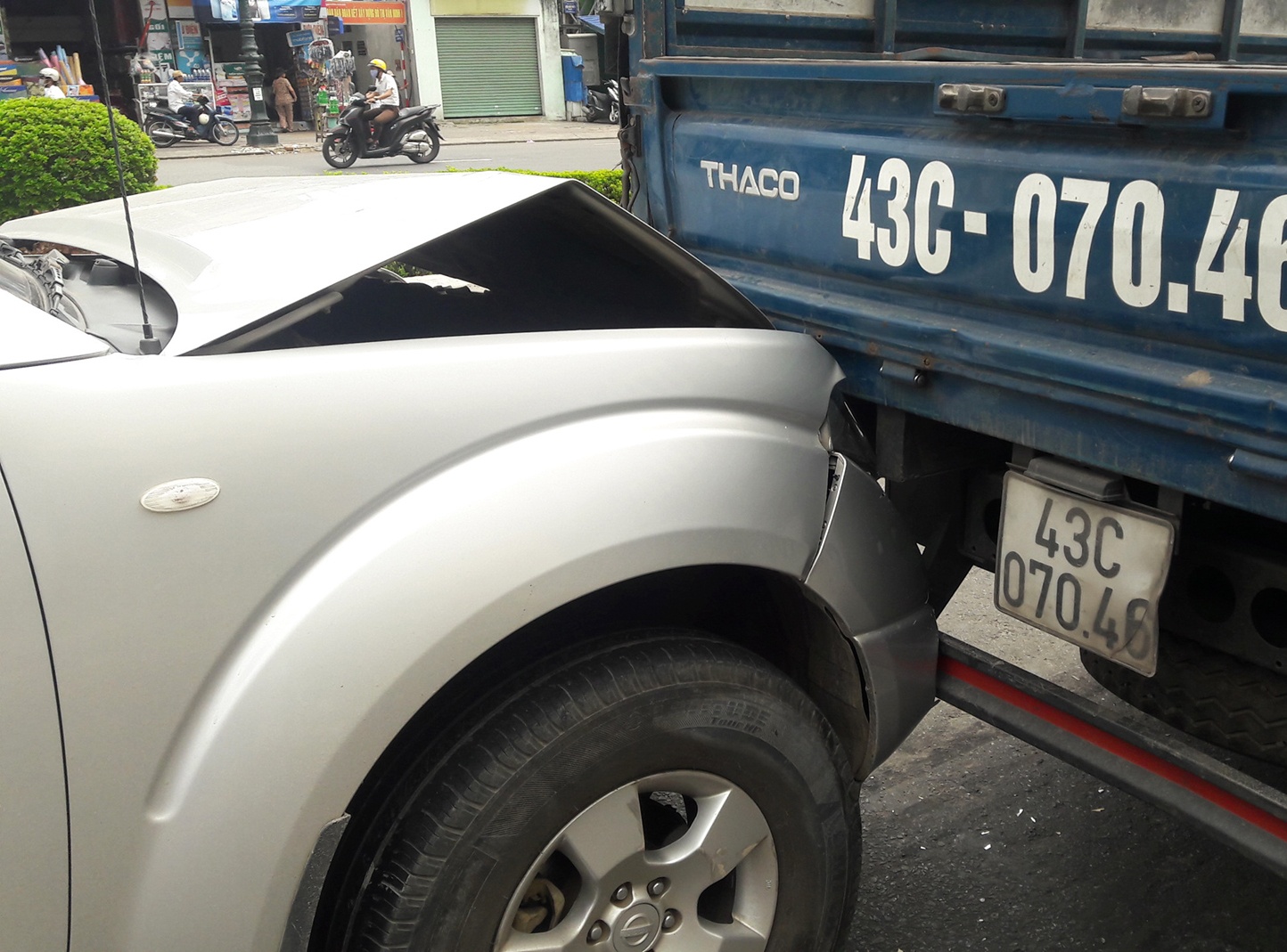 Tranh co gai nga xuong duong, 3 oto tong lien hoan truoc ham chui hinh anh