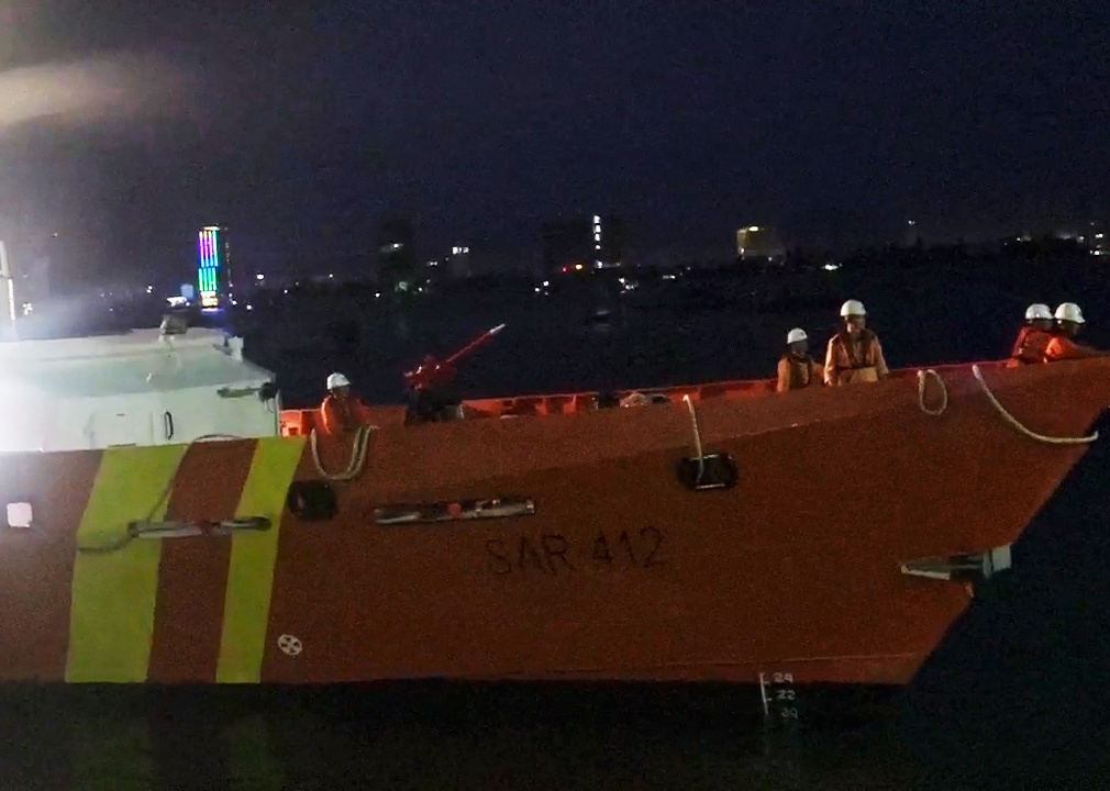 11 thuyen vien tren tau cho 1.600 tan gach sap lat duoc cuu hinh anh