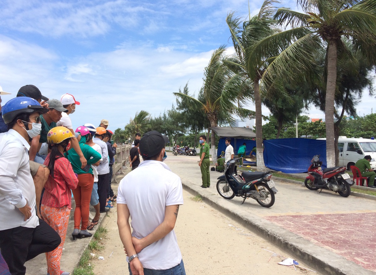 Thi the nam thanh nien noi tren vung bien Da Nang hinh anh