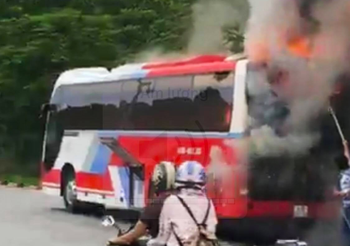 Xe du lich chay ngun ngut o Da Nang, hang chuc khach bo chay hinh anh