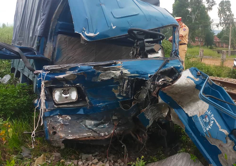 Lao vao duong sat, oto tai bi tau hoa huc vang hinh anh