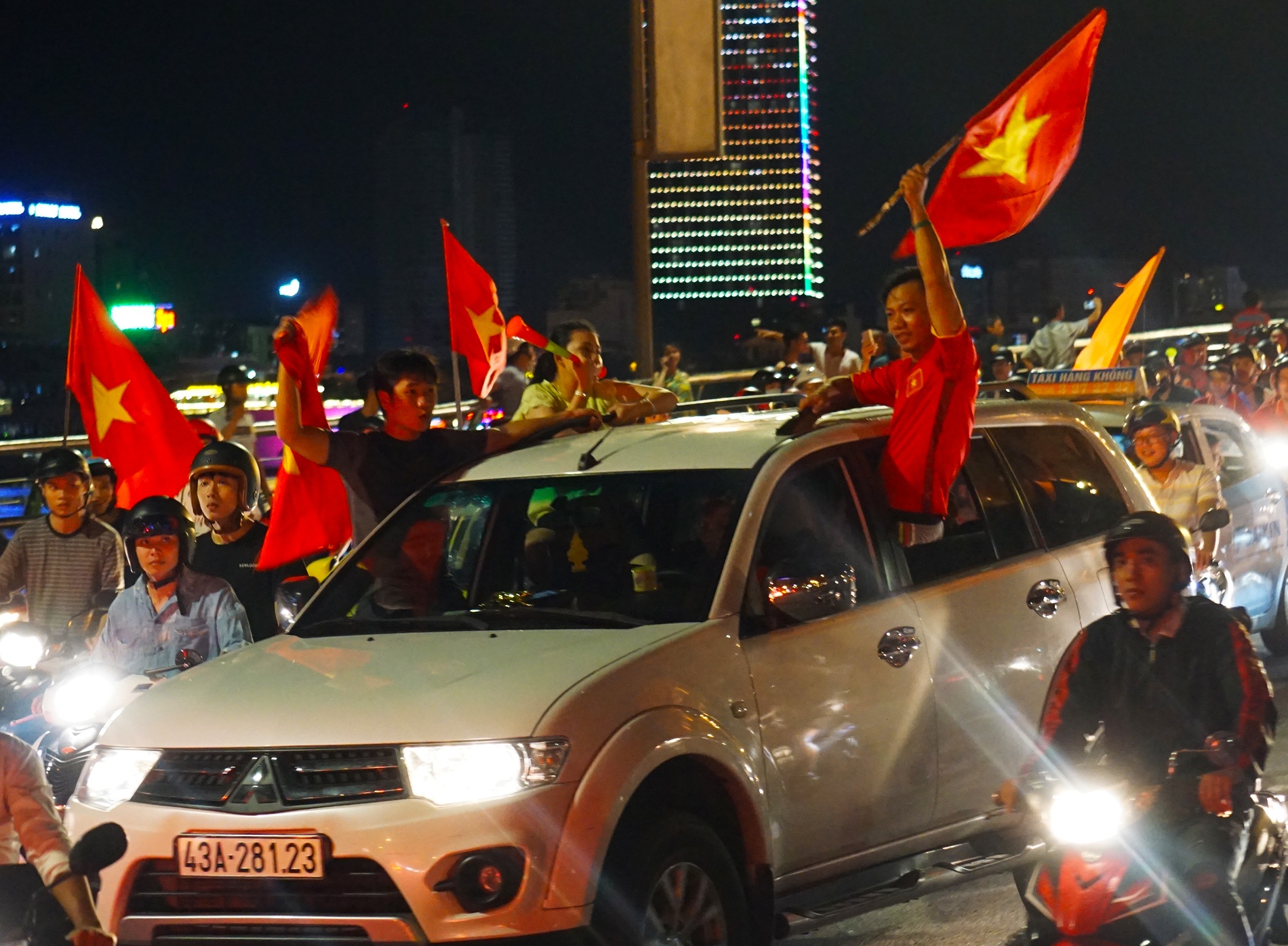 Cau Rong ket cung nguoi mung chien thang cua Olympic Viet Nam hinh anh