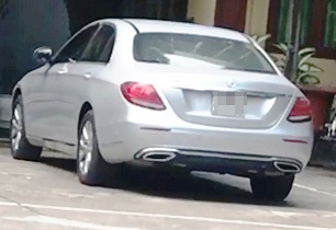 Canh sat chan bat nu tai xe lai Mercedes lang lach tren pho hinh anh