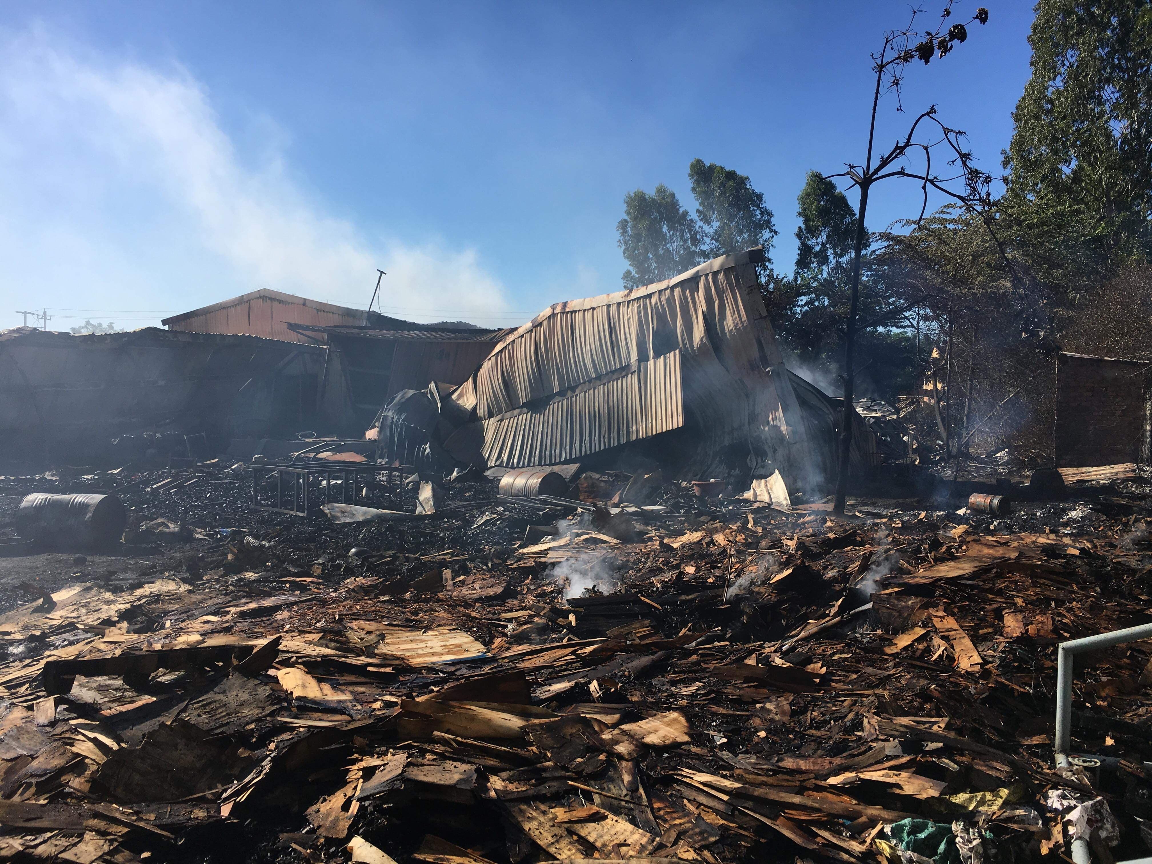 Kho chua go rong 1.500 m2 chay suot dem hinh anh