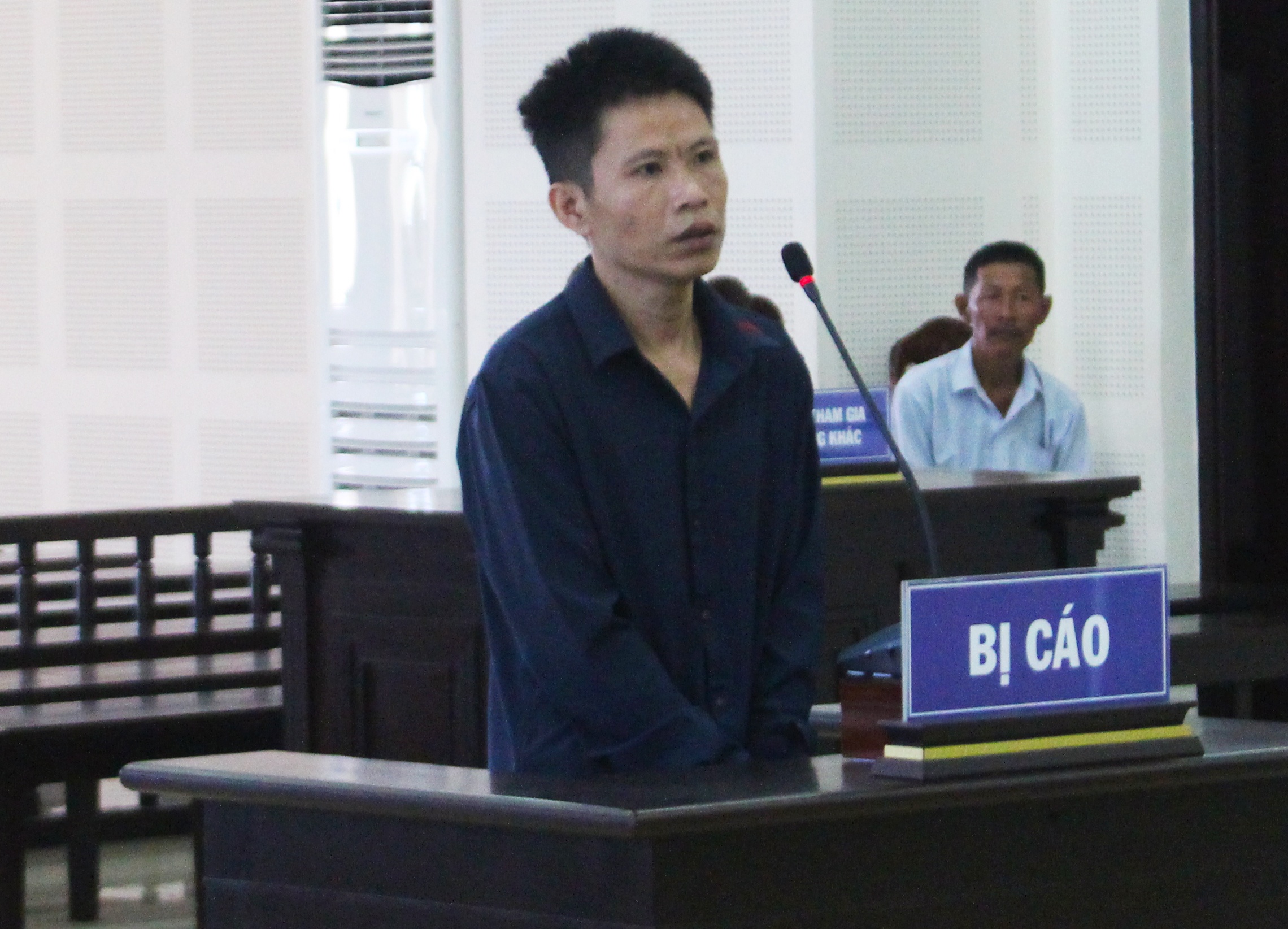 Tưới xăng đốt người lĩnh án ảnh 1 Tuoi xang dot nguoi linh an anh 1
