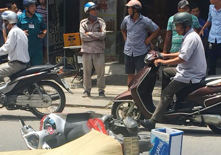 Tranh phuong tien chay phia truoc, co gai bi oto tai can tu vong hinh anh