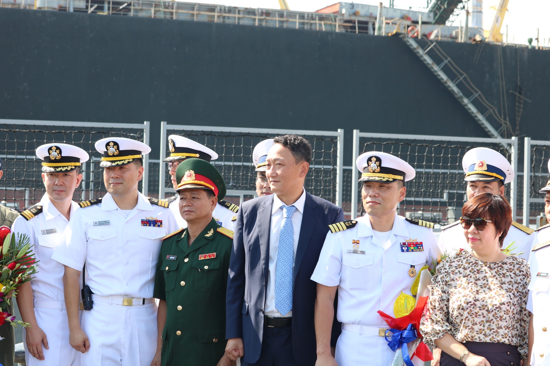 Tau hai quan Han Quoc den tham Da Nang anh 1