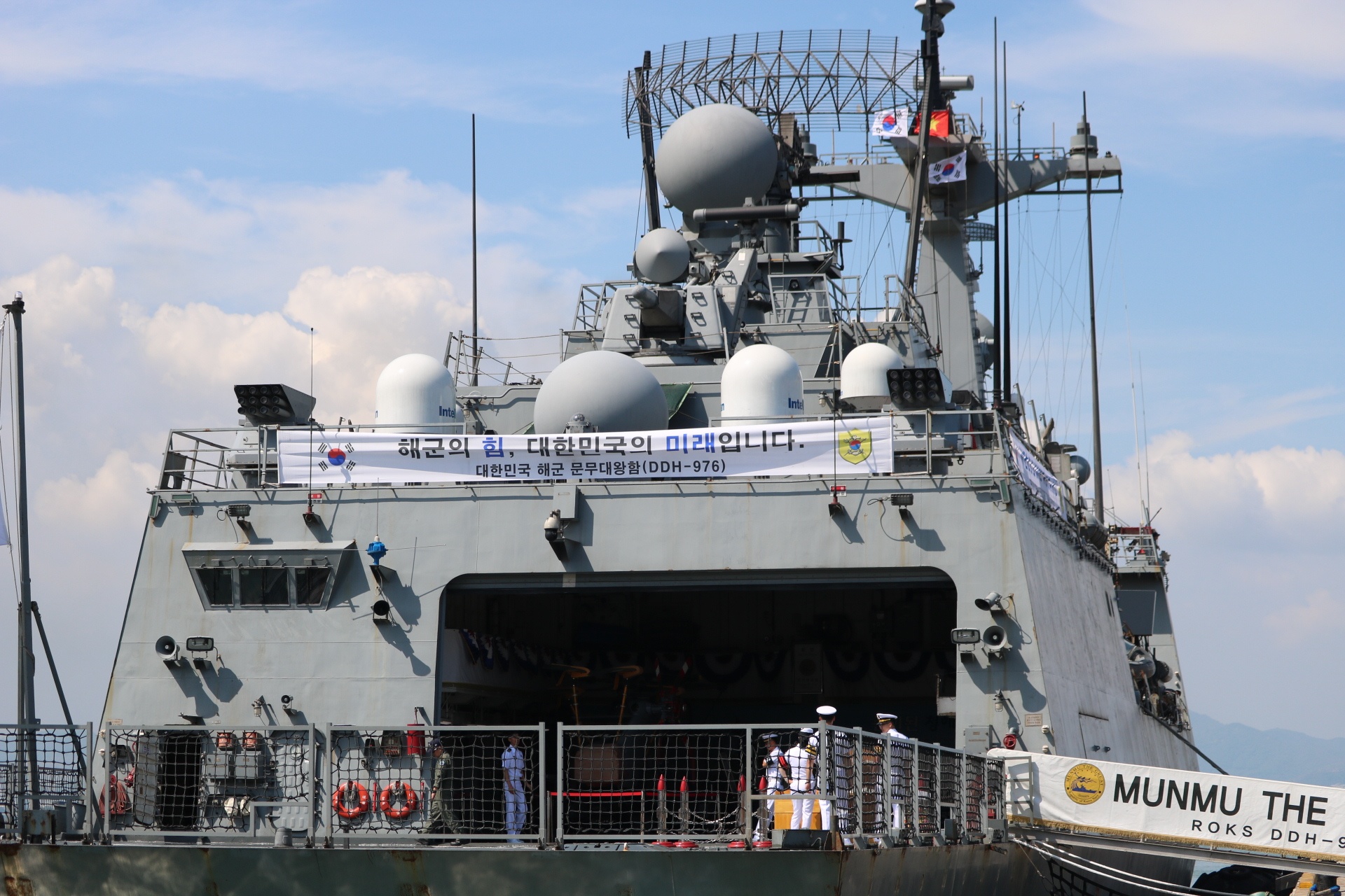 Tau khu truc cua hai quan Han Quoc tham Da Nang hinh anh