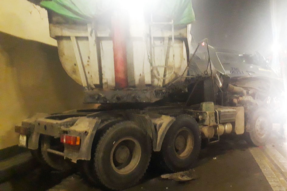 Xe dau keo container va cham oto tai, ham Hai Van ach tac nhieu gio hinh anh