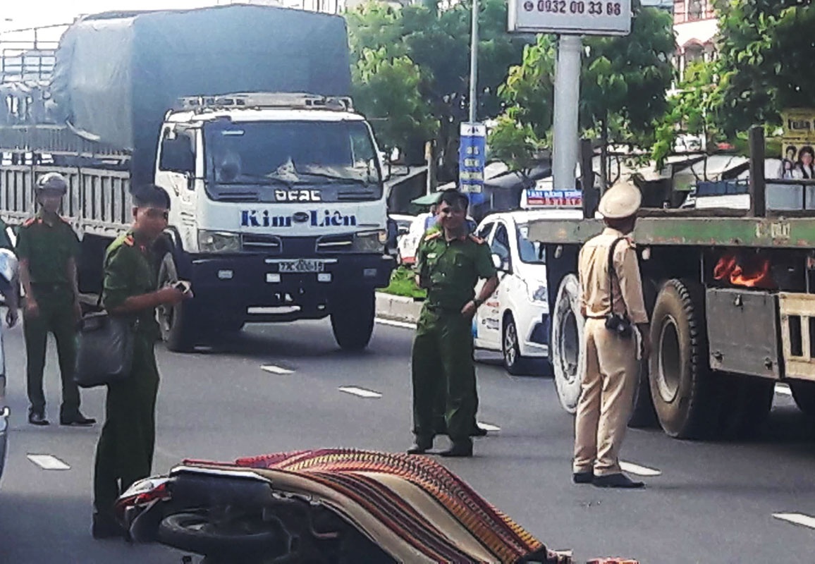 Dang chay xe, nguoi dan ong bi oto tai tong chet hinh anh