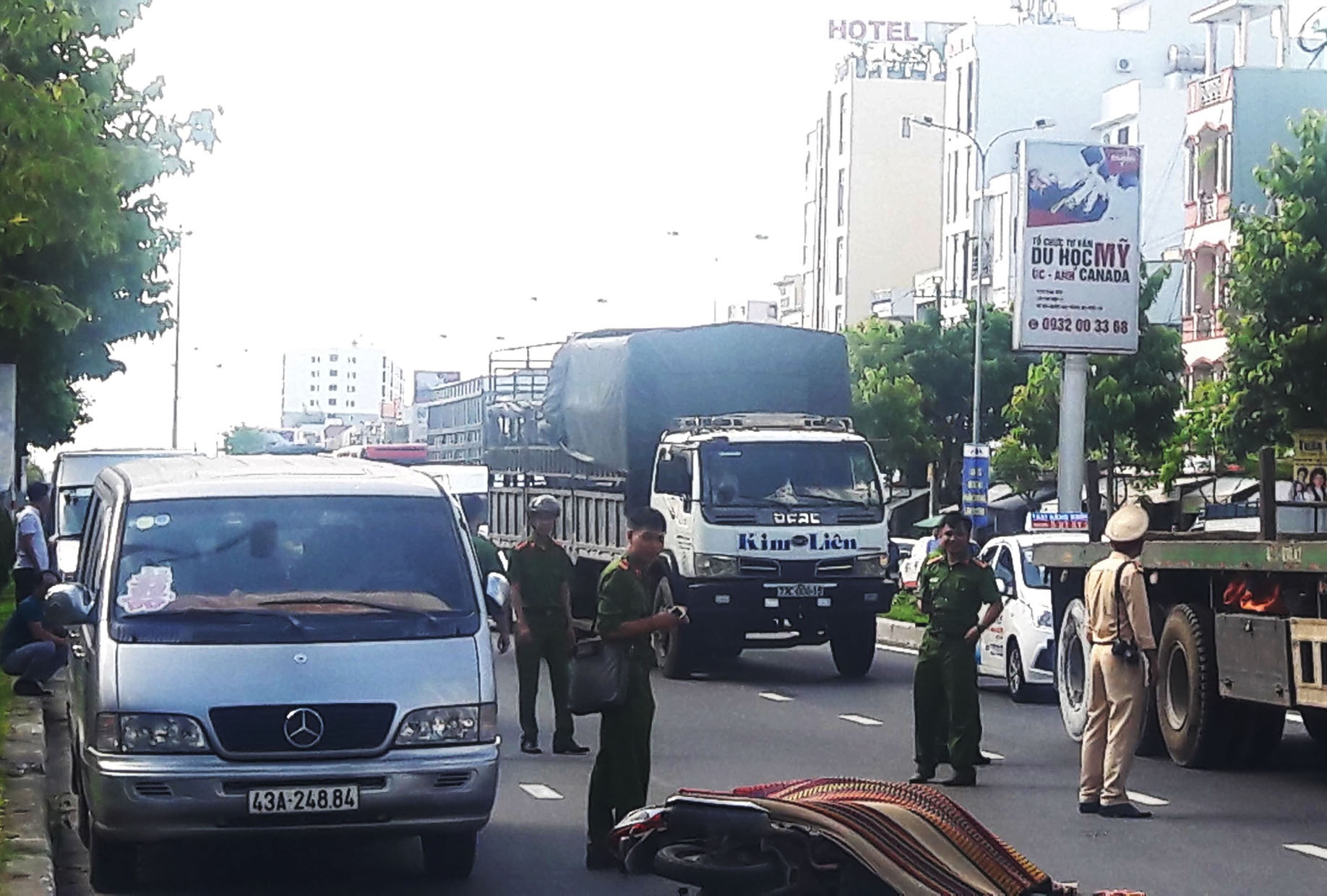 Người đàn ông bị xe tải tông tử vong ảnh 1 Nguoi dan ong bi xe tai tong tu vong anh 1