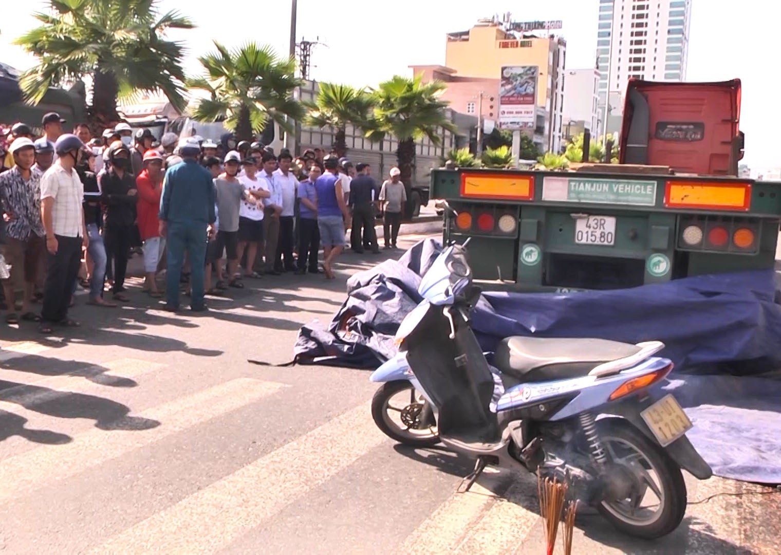 Nguoi phu nu bi cuon vao banh xe dau keo hinh anh