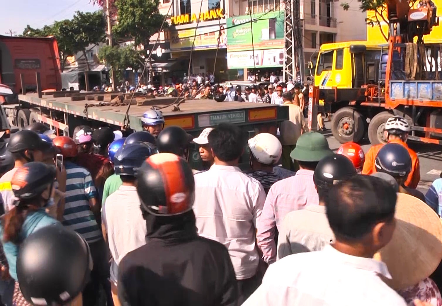 Nguoi phu nu bi xe dau keo can tu vong o Da Nang hinh anh