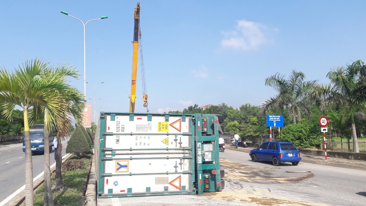 Hien truong vu lat xe dau keo container tren quoc lo 1 hinh anh