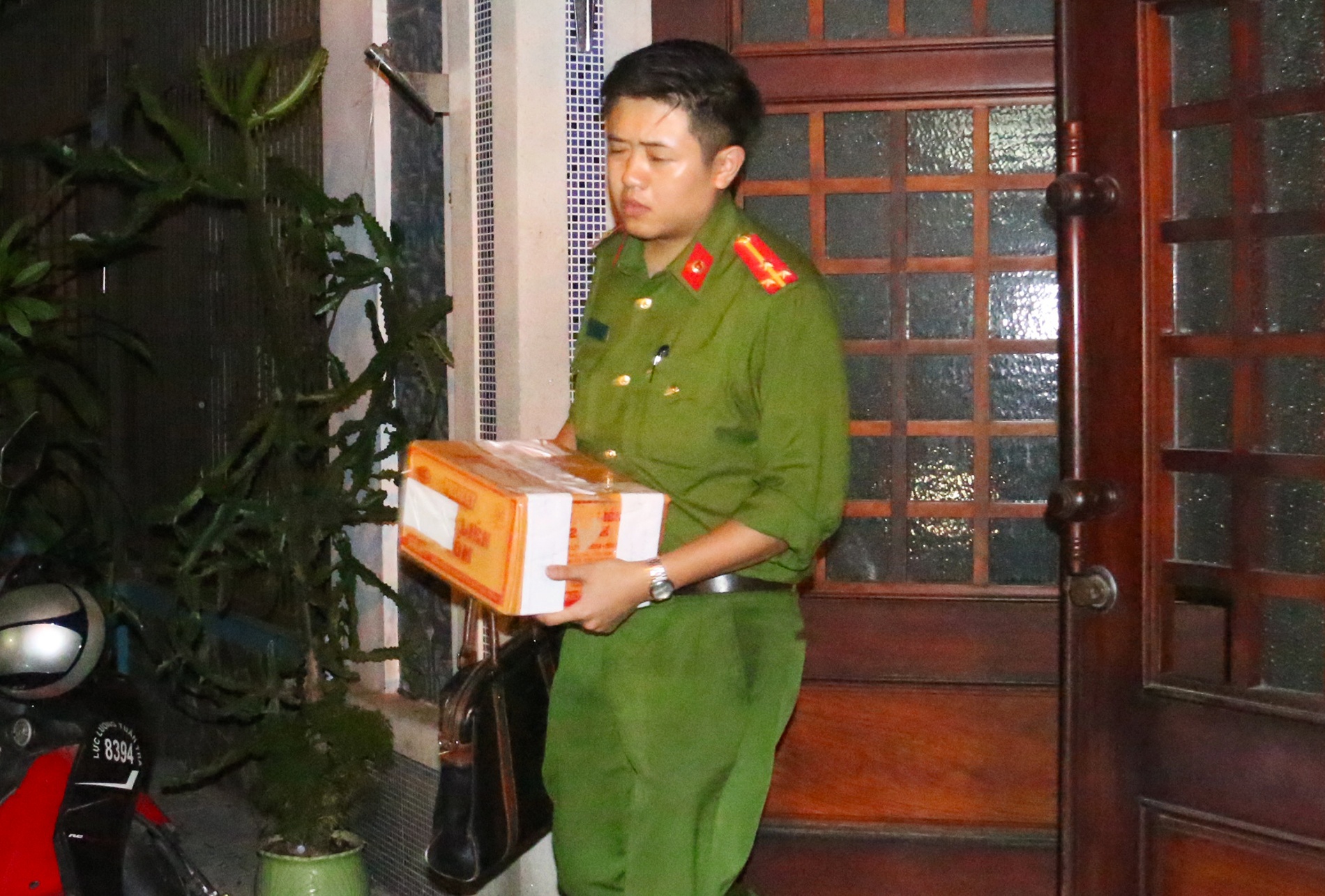 Cong an mang hop tai lieu roi nha cuu Chanh van phong Thanh uy Da Nang hinh anh