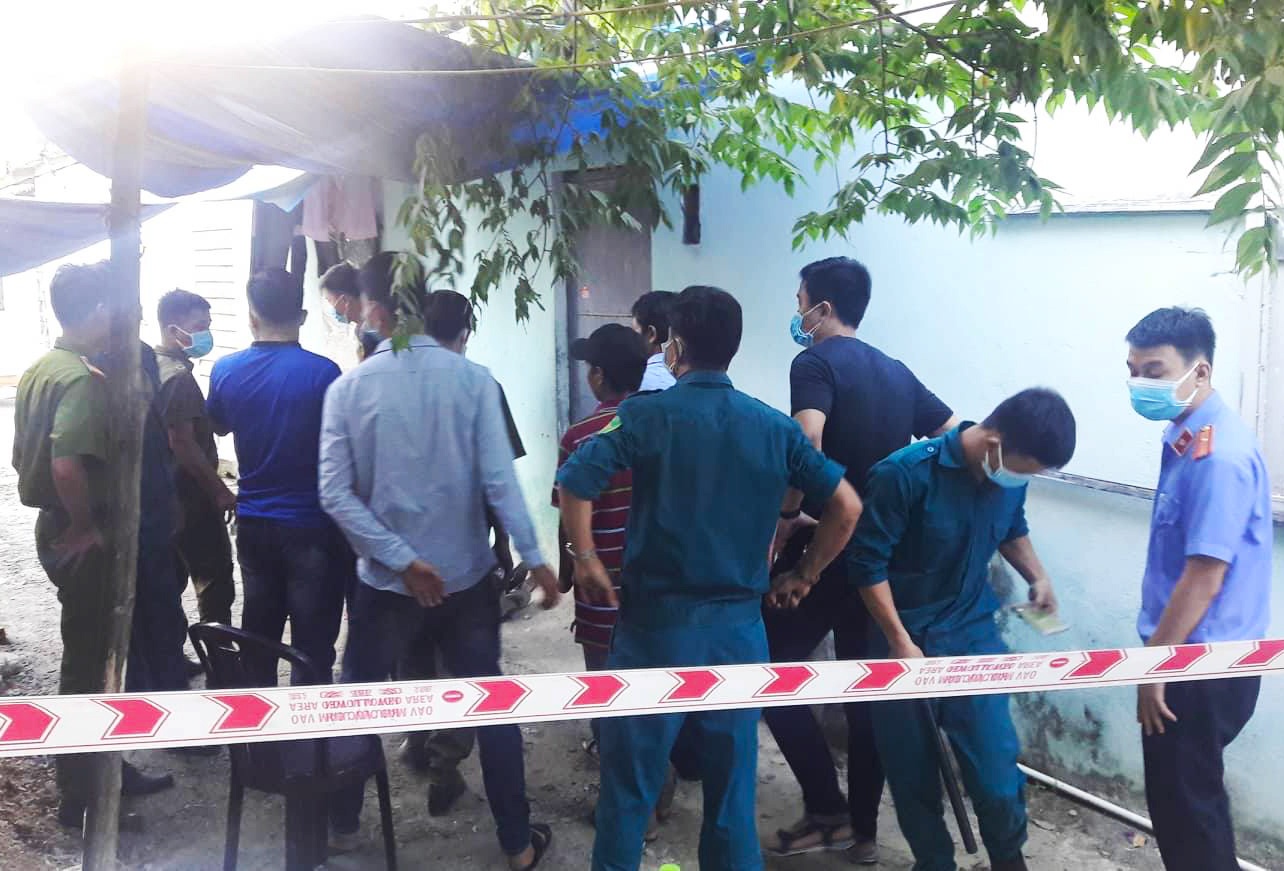 Thi the nam cong nhan boc mui trong phong tro hinh anh