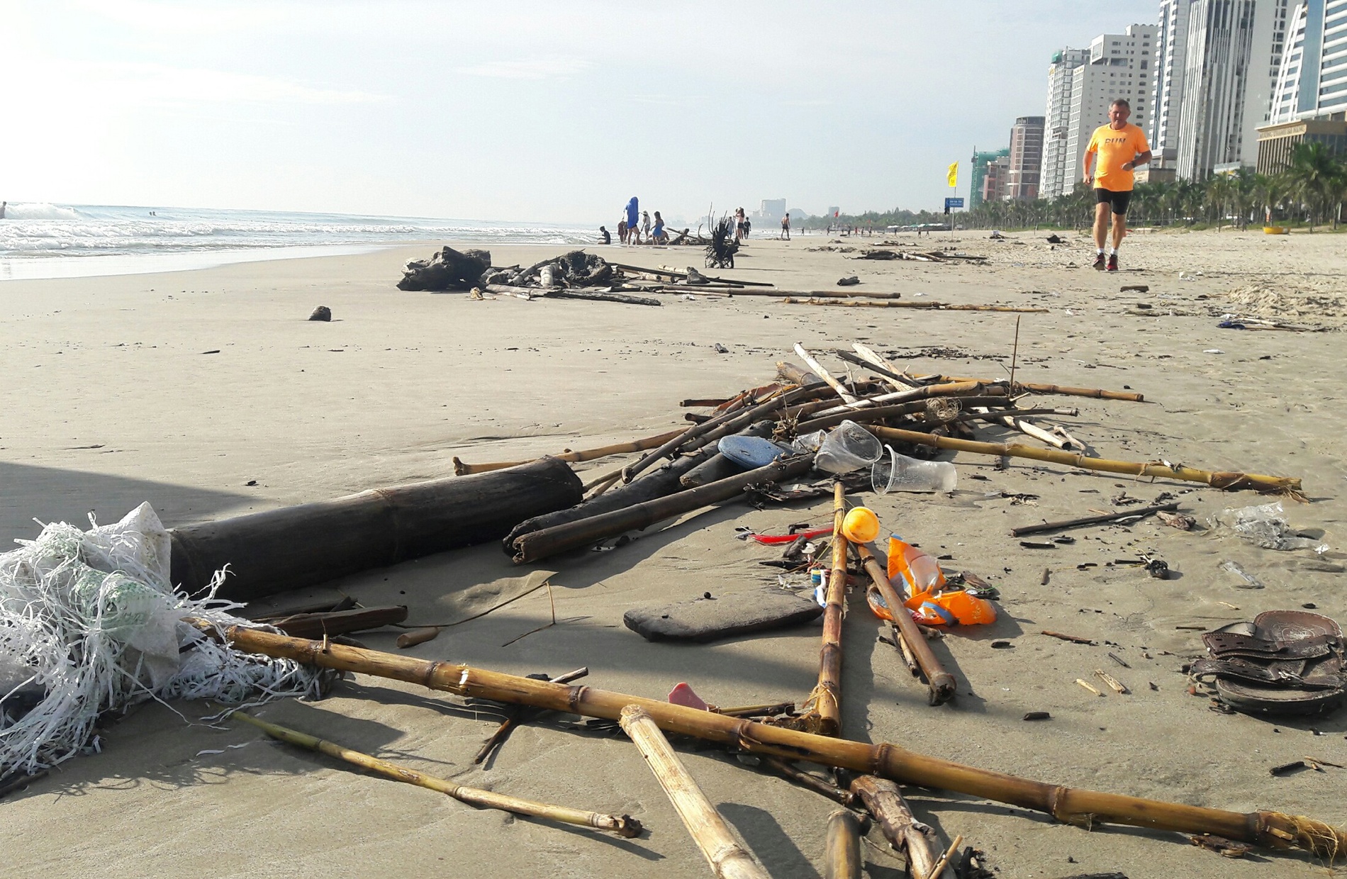 Hon 8 km bo bien Da Nang ngap rac sau mua hinh anh