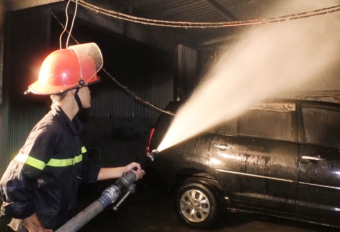 Ben trong gara oto bi lua thieu rui hinh anh