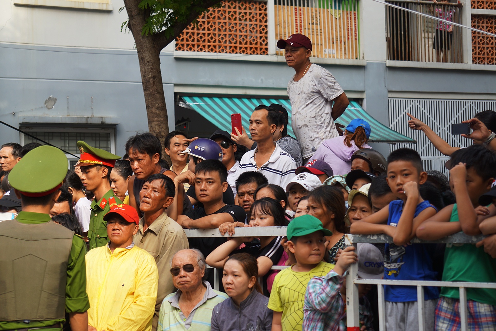 Hang tram nguoi xem xet xu cap vo chong giet nguoi phi tang xac hinh anh