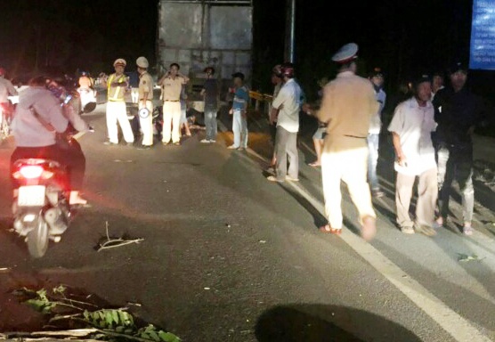 9X tu vong sau khi tong xe may vao duoi oto tai hinh anh