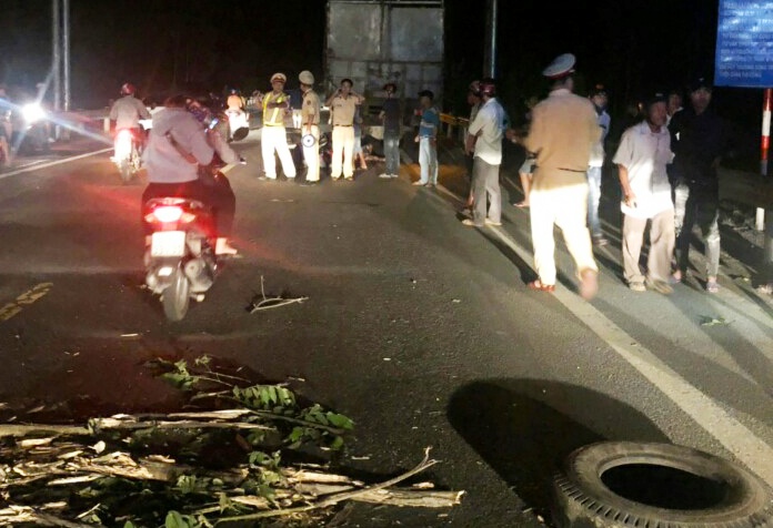 Tông xe máy vào đuôi ôtô tải ảnh 1 Tong xe may vao duoi oto tai anh 1