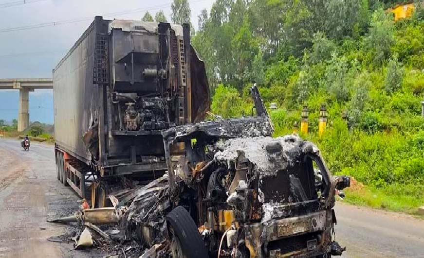 Xe dau keo container chay du doi khi dang chay hinh anh