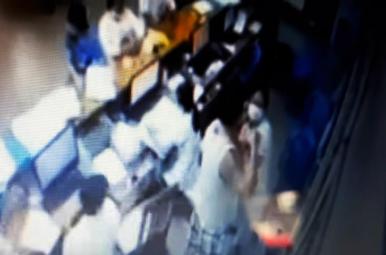 Hinh anh nu nhan vien y te bi hanh hung hinh anh