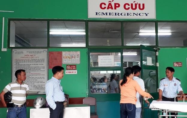 Nu nhan vien y te bi nguoi dan ong hanh hung hinh anh