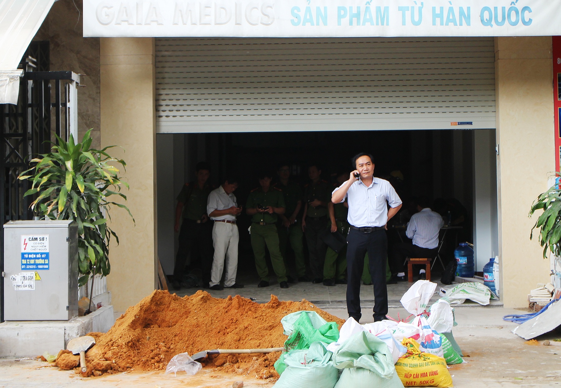Ba nguoi bi dien giat khi dang lap cap toi o Da Nang hinh anh