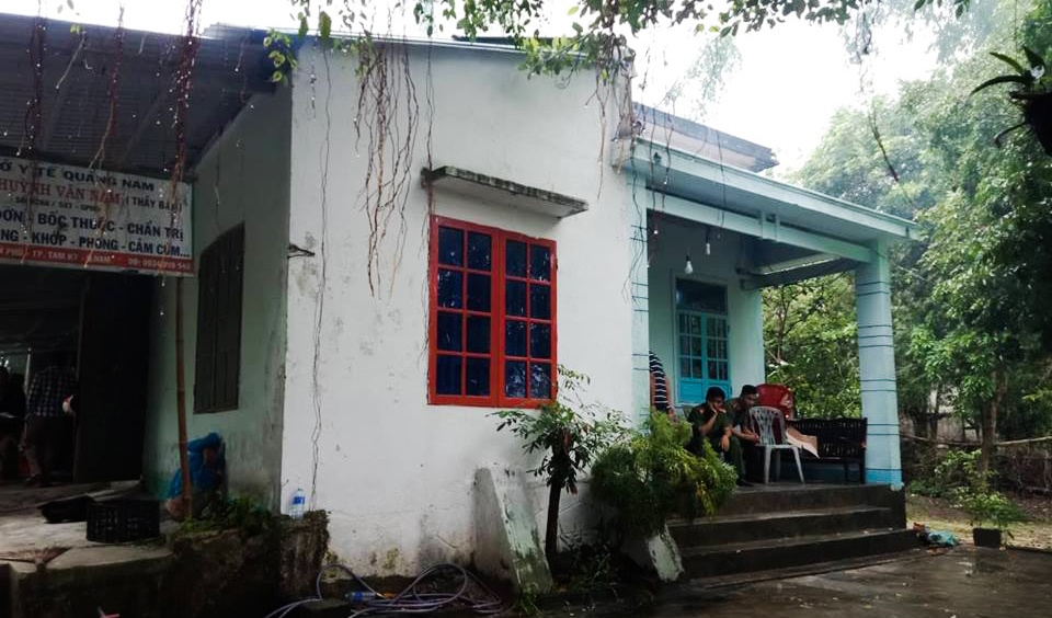 Thay thuoc tu vong tai nha voi vet thuong o dau hinh anh