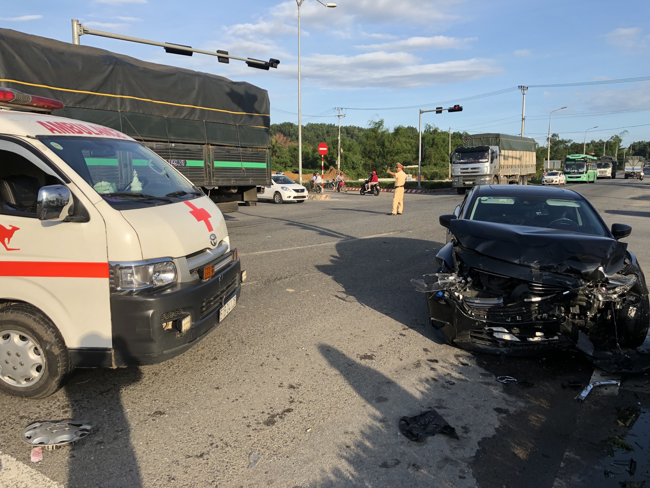 Mazda 6 huc xe cap cuu tai giao lo hinh anh