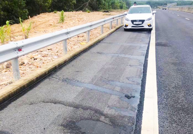 Xuat hien vet dau loang tren cao toc 34.500 ty Da Nang - Quang Ngai hinh anh