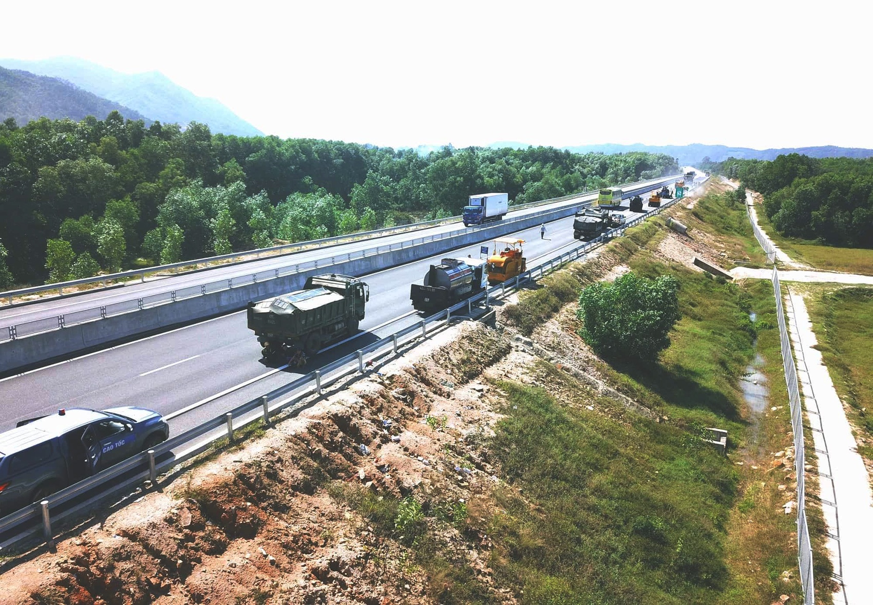 Xuất hiện vết dầu loang trên cao tốc ảnh 2 Xuat hien vet dau loang tren cao toc anh 2